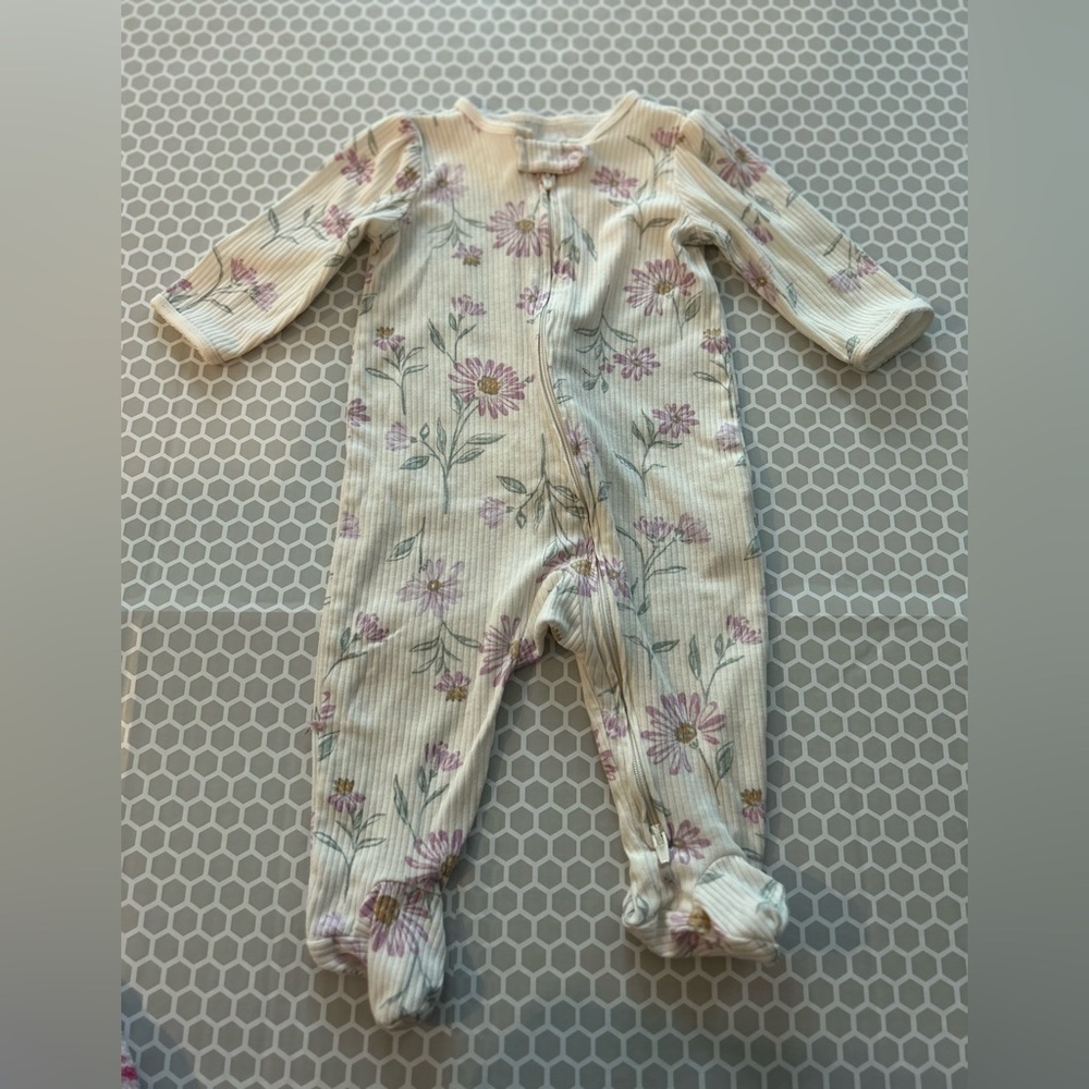 Carter’s 6M White & Purple One Piece Zip w Flowers PJ
Size 6M